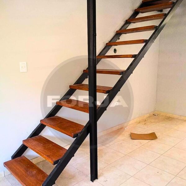 Escalera de hierro y madera recta para interiores
