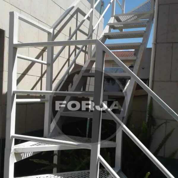Escalera de hierro y metal desplegado para terrazas